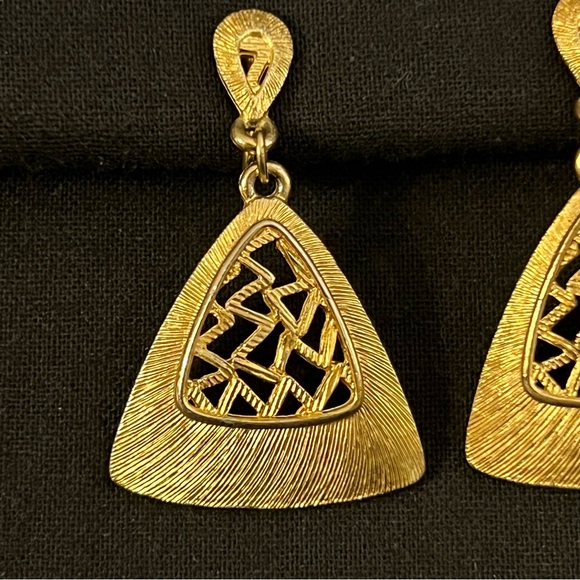 Vintage Gold Tone Clip on Earrings - Picture 3 of 8